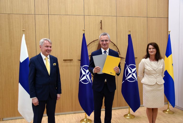 Foto com representantes da Otan, Finlândia e Suécia que assinaram um acordo de adesão à Otan