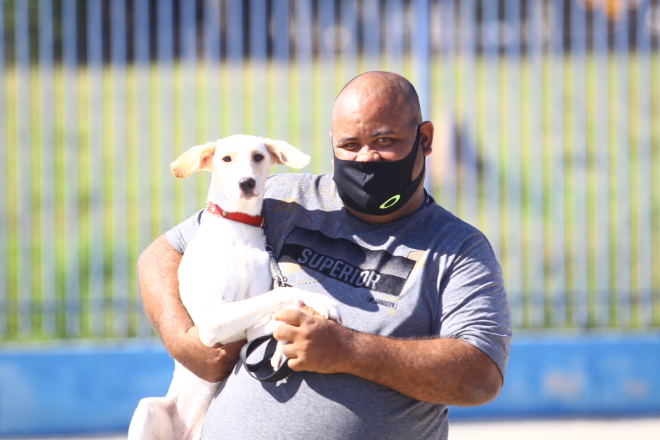 Homem segurando seu cão, para lembrar que SJC abrirá cadastramento para castração de cães e gatos