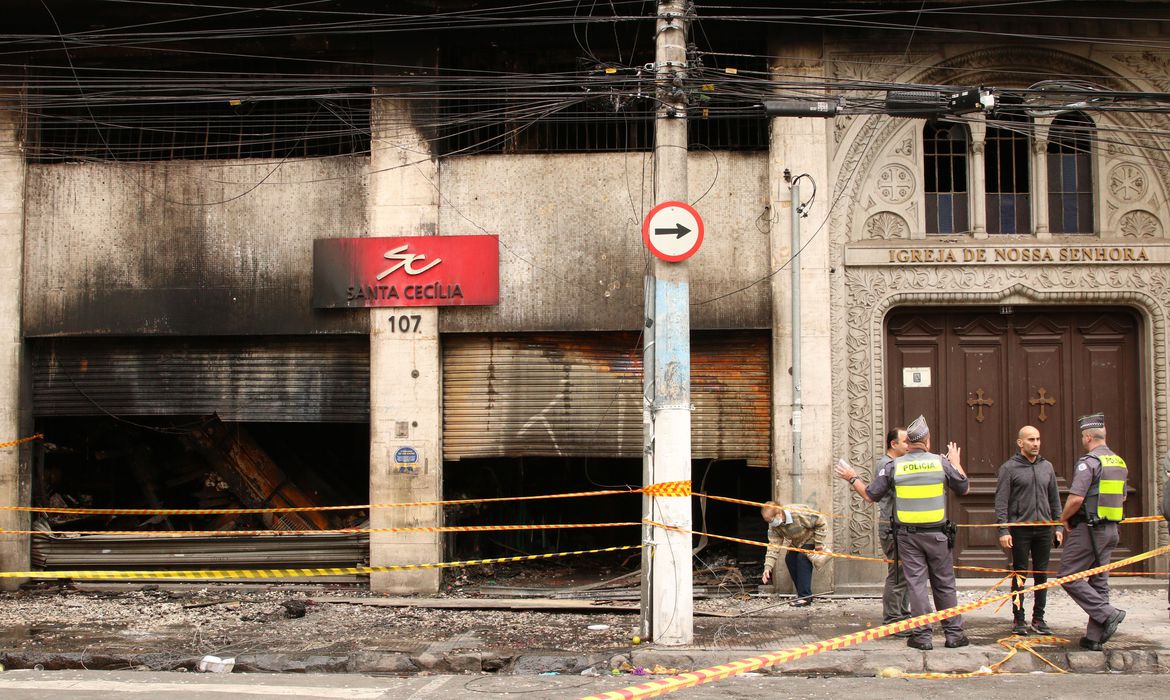 Imagem do prédio que pegou fogo na rua 25 de março em São Paulo, prefeitura vai pedir demolição