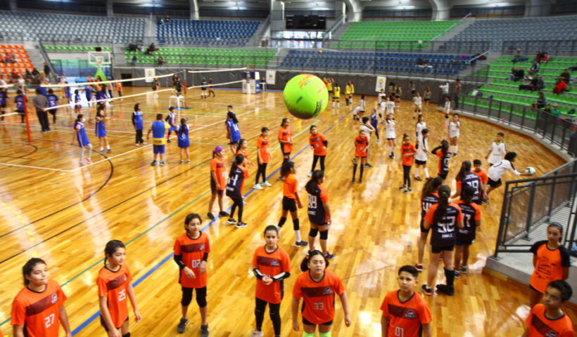 Jovens praticando modalidades esportivas em SJC. Prefeitura firmou acordo com o Sesi para ampliar vagas