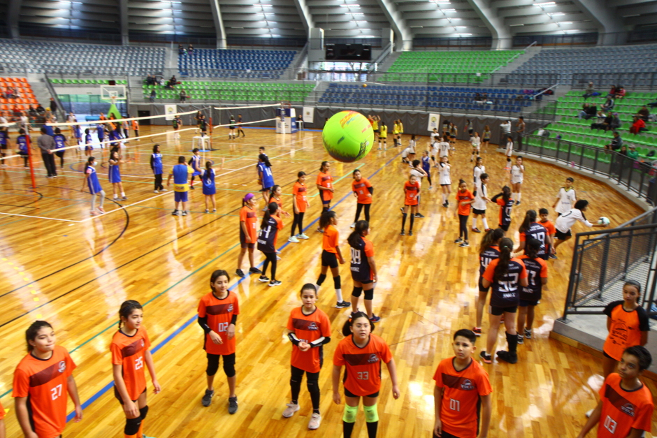 Jovens praticando modalidades esportivas em SJC. Prefeitura firmou acordo com o Sesi para ampliar vagas