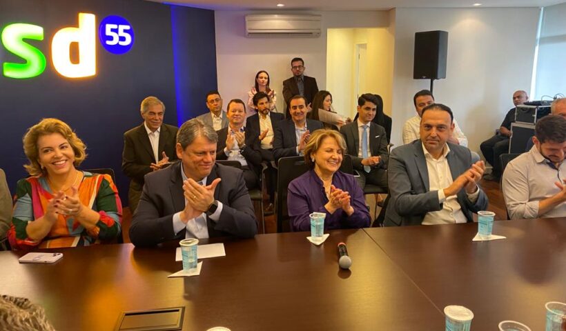 Tarcísio de Freitas e Felicio Ramuth em reunião do PSD que marcou a aliança dos dois para a disputa do governo de São Paulo