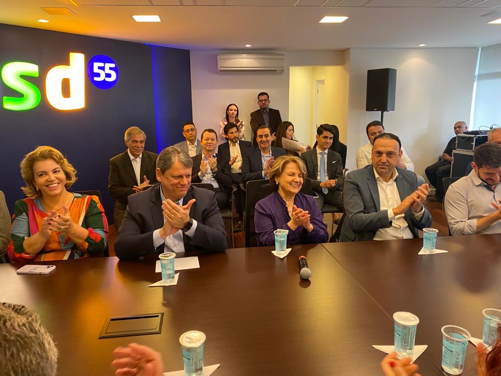 Tarcísio de Freitas e Felicio Ramuth em reunião do PSD que marcou a aliança dos dois para a disputa do governo de São Paulo