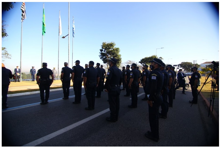 Soldados prestam homenagem aos combatentes da Revolução de 32