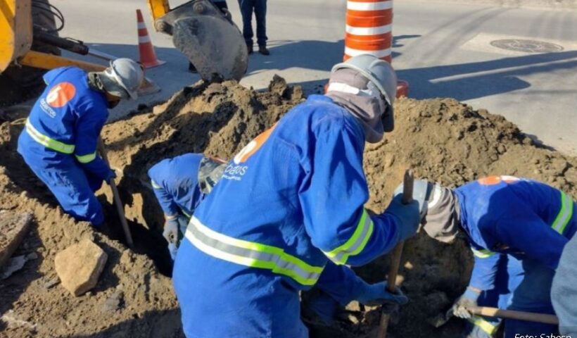 Funcionários trabalhando em obra de saneamento básico, para ilustrar que a Sabesp anunciou início de obras no litoral norte