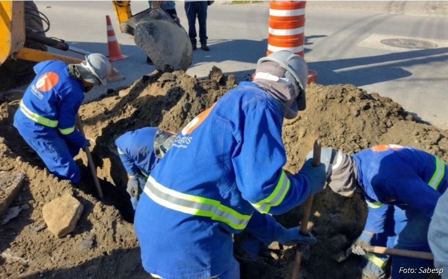 Funcionários trabalhando em obra de saneamento básico, para ilustrar que a Sabesp anunciou início de obras no litoral norte