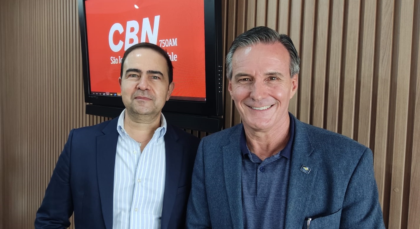 José Geraldo, da CBN Vale ao lado do prefeito de Guará, Marcus Soliva. Soliva disse que em outubro pode acontecer o primeiro voo regional no aeroporto da cidade, após a privatização do terminal