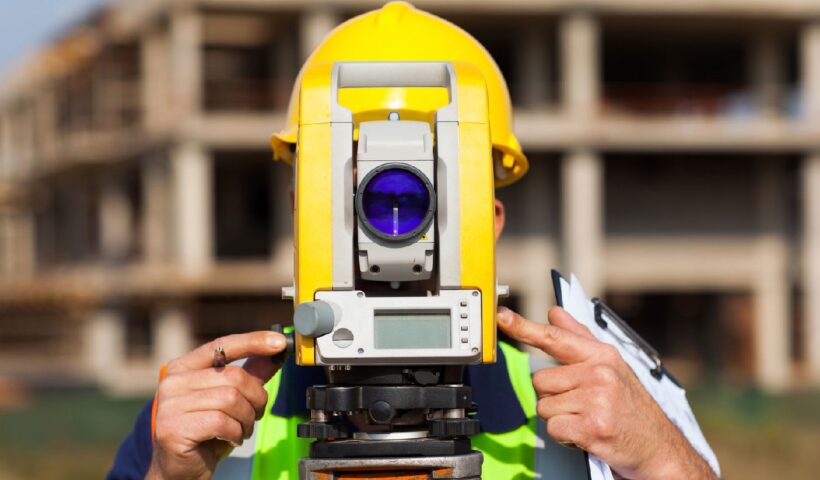 Foto de operar de topografia. Urban anuncia concurso para analista de sistemas e topógrafo, Cocurso acontece no domingo, 14 de agosto