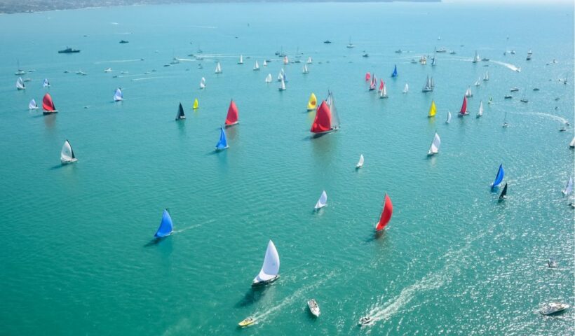 Foto aérea de veleiros em Ilhabela, referente à semana internacional de vela