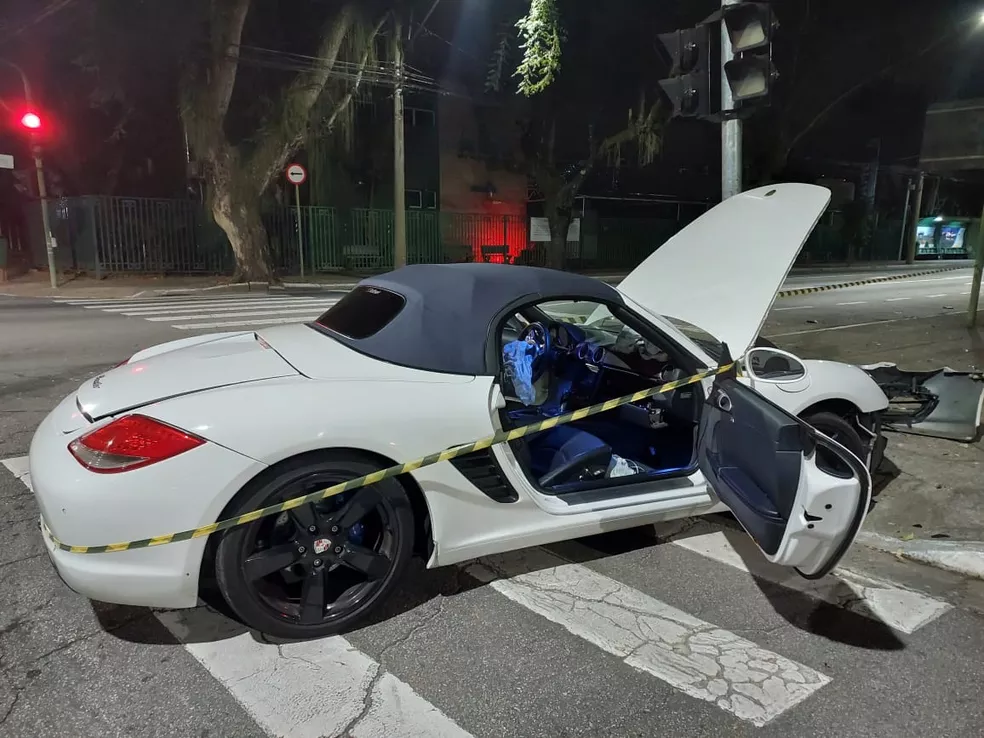 dupla em carro de luxo