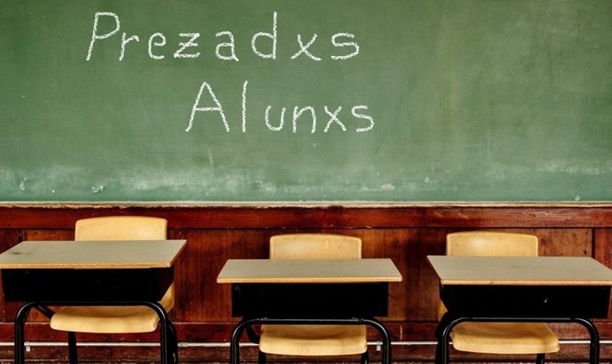 Quadro negro de escola com paravras "prezadxs" e "alunxs" para ilustrar que Projeto que visa proibir ‘linguagem neutra’ em Taubaté segue para a Prefeitura