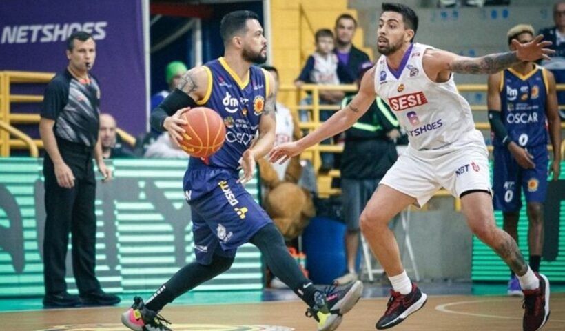 Jogadores do São José Basquete e Franca em disputa de bola. São José cede no último quarto e perde em Franca