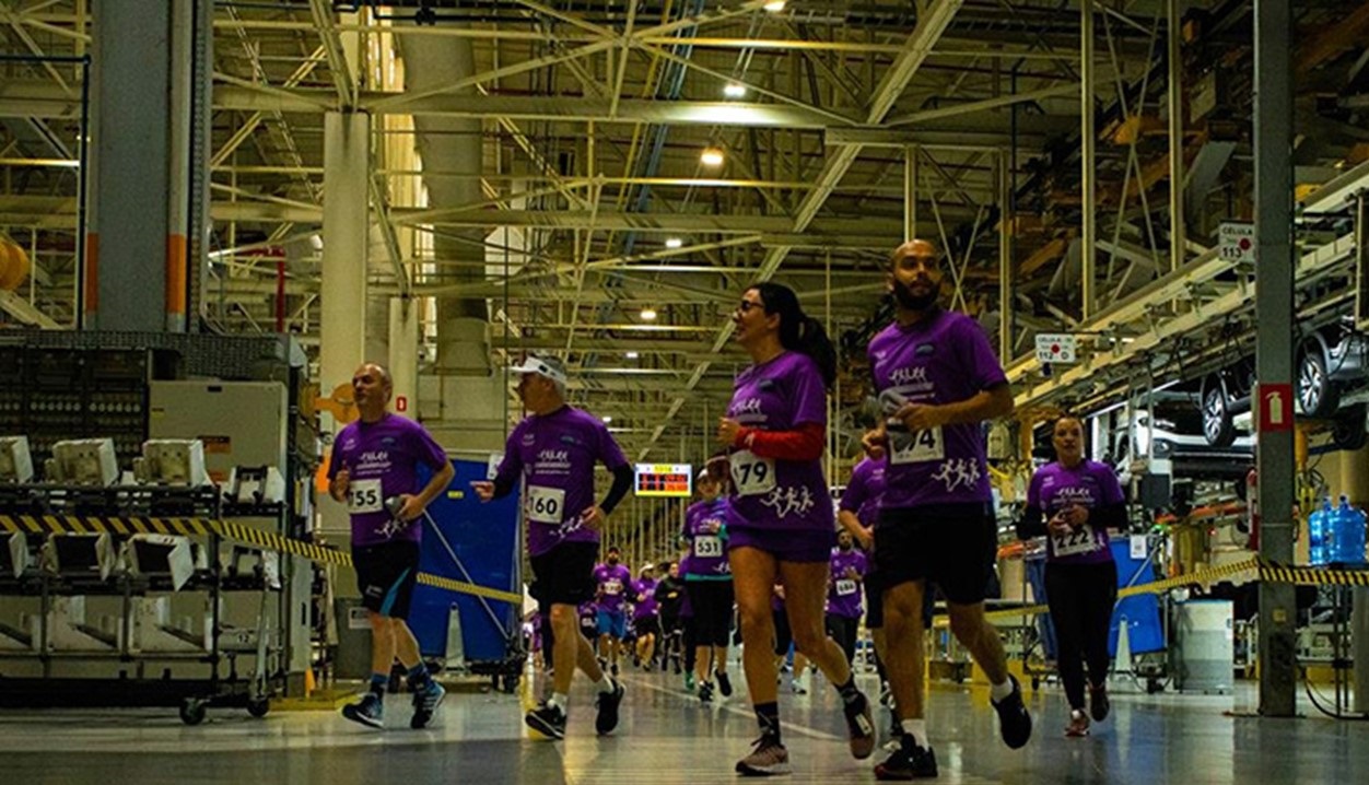 Corredores participam de edição do Circuito de Corridas VW, dentro de fábrica da Volkswagen