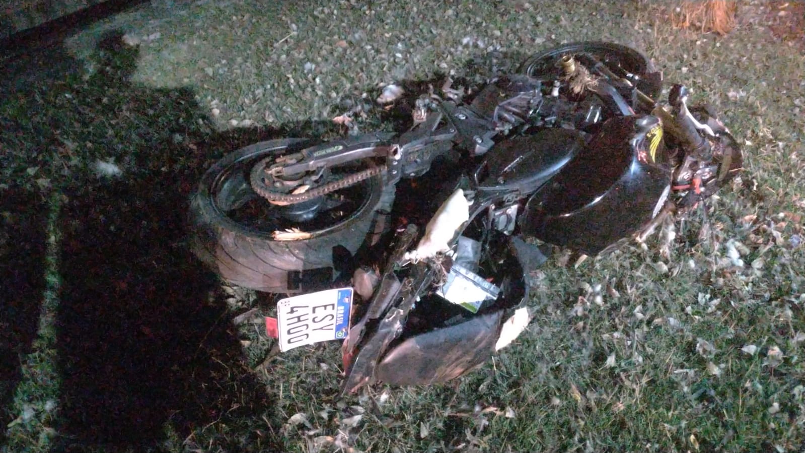 jovem morre após moto colidir contra árvore em sjc