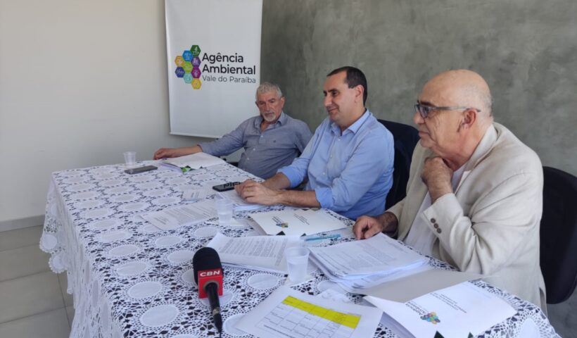 Prefeitos de São José, Jambeiro e Cláudio Scalli, secretário executivo da agência ambiental do Vale do Paraíba, que se reuniram nesta terça-feira, dia 2 de agosto de 2022, e distutiram avanços na liberação de licenciamentos ambientais