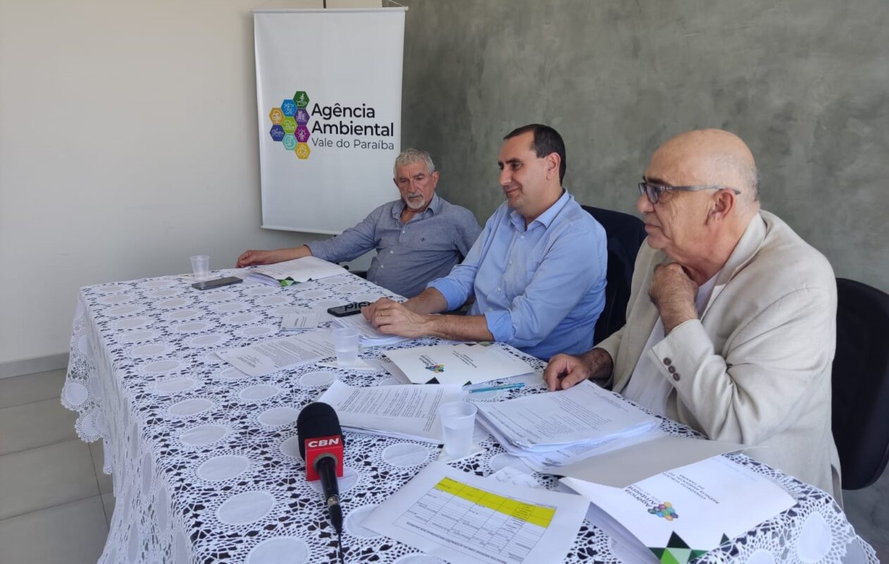 Prefeitos de São José, Jambeiro e Cláudio Scalli, secretário executivo da agência ambiental do Vale do Paraíba, que se reuniram nesta terça-feira, dia 2 de agosto de 2022