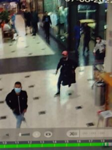 Imagens de segurança mostra a ação dos suspeitos que roubaram uma joalheria no Taubaté Shopping, na noite de domingo, dia 7 de agosto de 2022