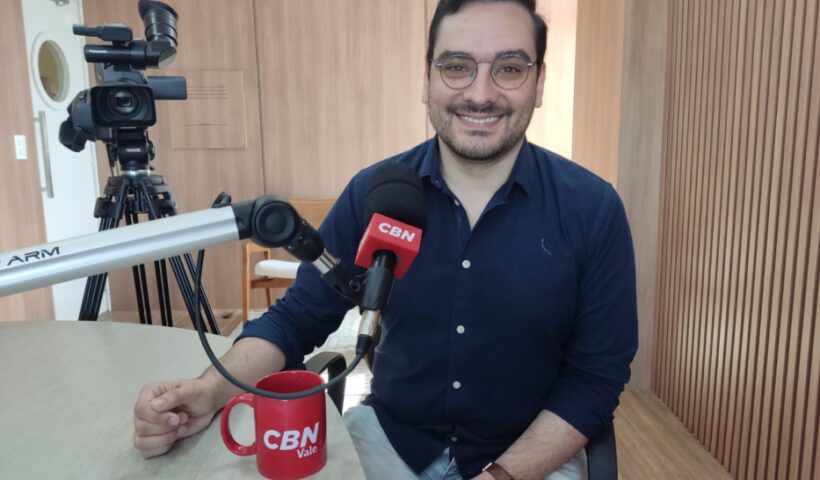 Vereador Thomaz Henrique nos estúdios da CBN Vale. Projeto de sua autoria visa aumentar a transparência nos gastos públicos