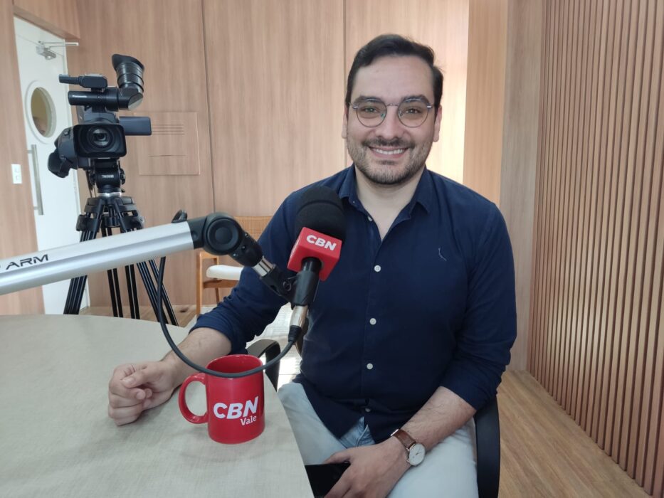 Vereador Thomaz Henrique nos estúdios da CBN Vale. Projeto de sua autoria visa aumentar a transparência nos gastos públicos