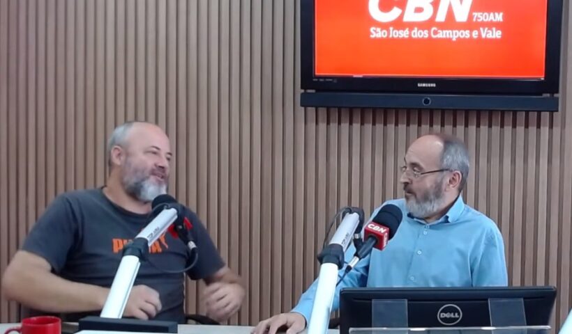 Gustavo Zaniboni sendo entrevistado por Fernando Carlos, na CBN Vale. especialista falou sobre novo Golpe da Mão fantasma