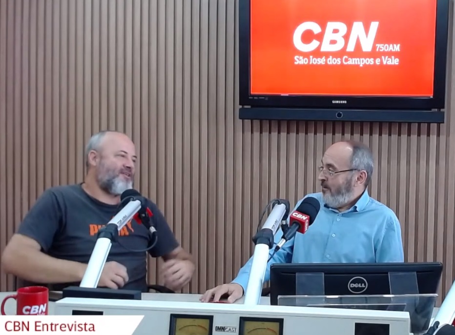 Gustavo Zaniboni sendo entrevistado por Fernando Carlos, na CBN Vale. especialista falou sobre novo Golpe da Mão fantasma