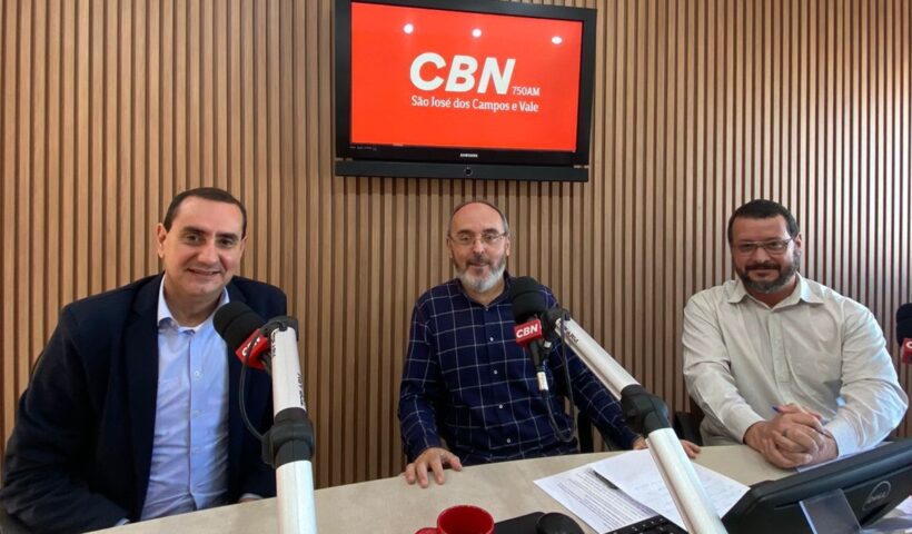 Prefeito Anderson Farias sendo entrevistado na CBN Vale, ao lado de fernando Carlos e Marcelo Rocha