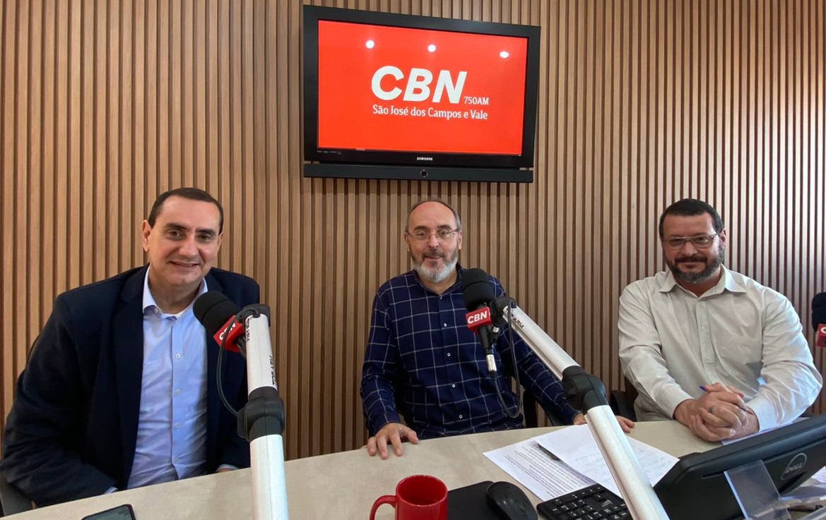 Prefeito Anderson Farias sendo entrevistado na CBN Vale, ao lado de fernando Carlos e Marcelo Rocha