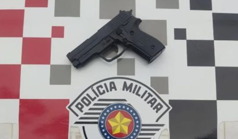 Foto de arma falsa apreendida pela PM junto a um adolescente que estava em sala de aula