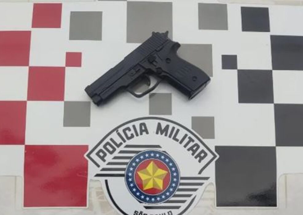 Foto de arma falsa apreendida pela PM junto a um adolescente que estava em sala de aula