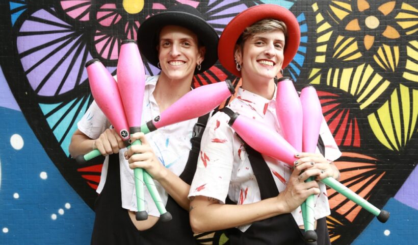 As Inigualáveis Irmãs Cola, que estão na programação do CIRCUITO SESC DE ARTES CHEGA EM CARAGUATATUBA, UBATUBA E SÃO SEBASTIÃO