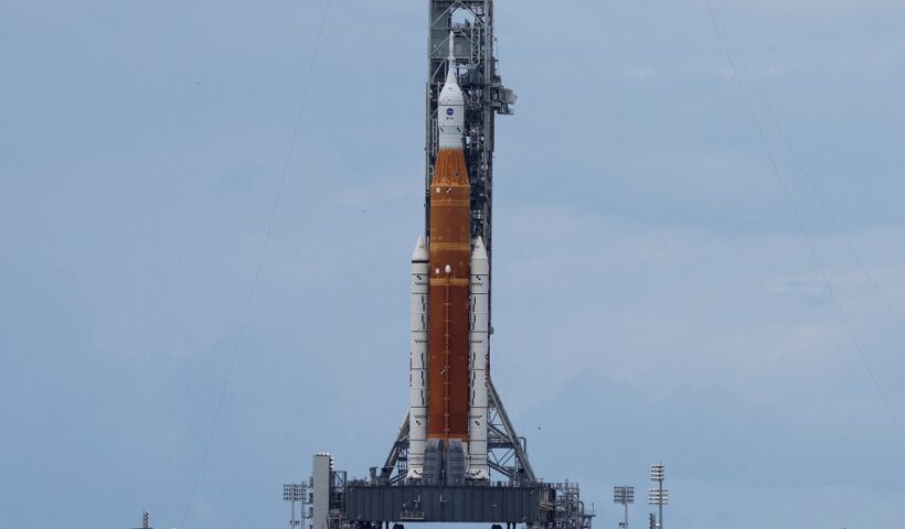 Foto do foguete da Nasa que levará a missão Artemis I. Nasa cancela lançamento da Artemis I após detectar vazamento em motor