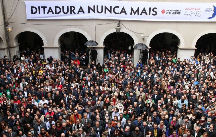 Multidão ocupa o pátio do Largo São Francisco, em SP, para a leitura de ato pela democracia