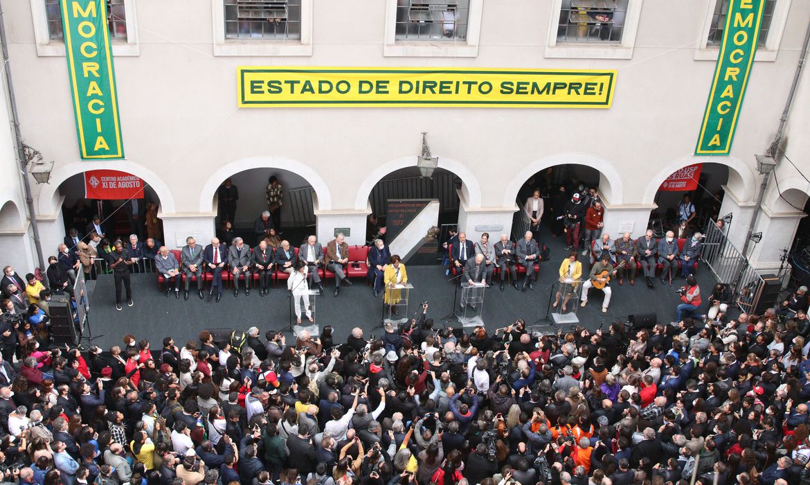 Multidão ocupa o pátio do Largo São Francisco, em SP, para a leitura de ato pela democracia