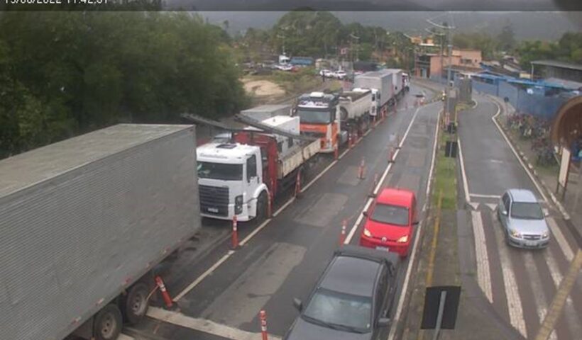 Foto de fila de veículos na travessia de balsas entre São Sebastião e Ilhabela, que voltou a funcionar nesta sexta-feira, 19 de agosto, após serviço ter sido interrompido por conta de fortes ventos