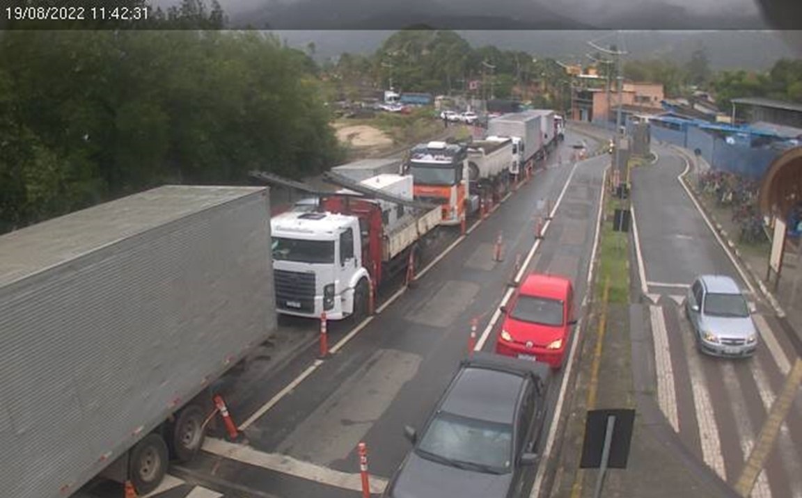 Foto de fila de veículos na travessia de balsas entre São Sebastião e Ilhabela, que voltou a funcionar nesta sexta-feira, 19 de agosto, após serviço ter sido interrompido por conta de fortes ventos