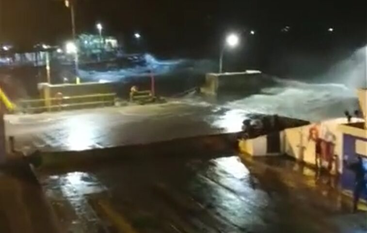 Imagem da Travessia São Sebastião/Ilhabela sob fortes ventos. Travessia está interrompida momentaneamente