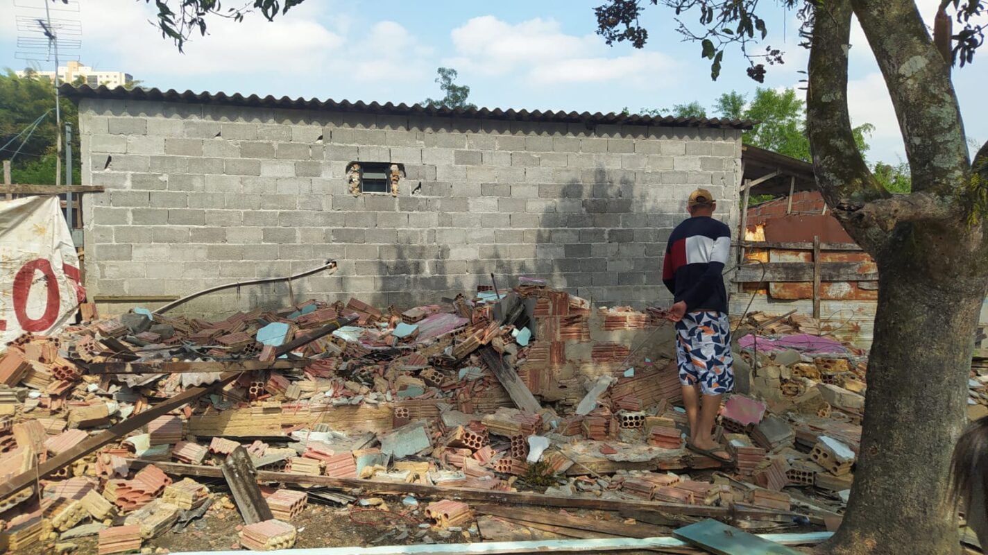 Casa demolida no Banhado em ação da prefeitura de SJC. Prefeitura derruba três casas no local