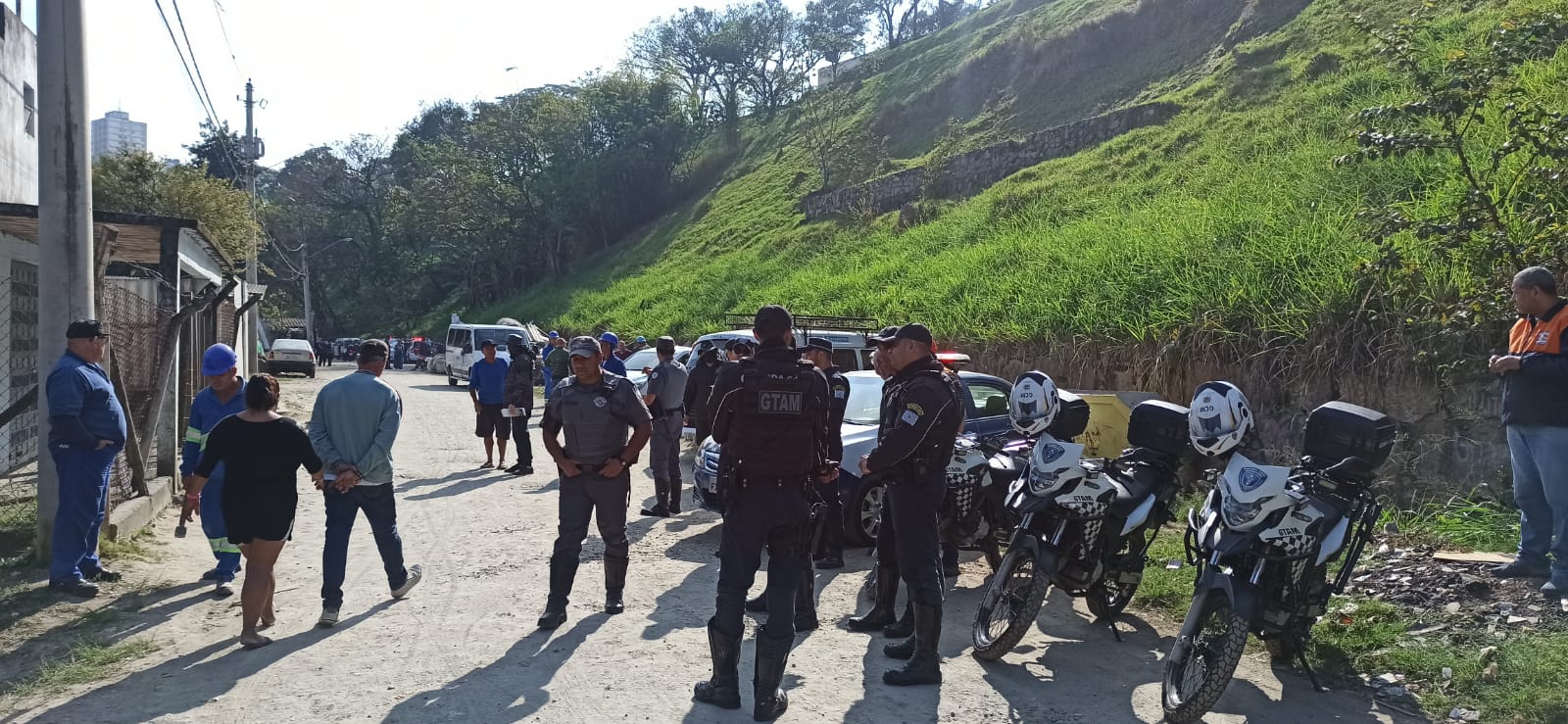 Forças policiais que deram apoio à prefeitura para a demolição de casas no Banhado em ação da prefeitura de SJC. Prefeitura derruba três casas no local