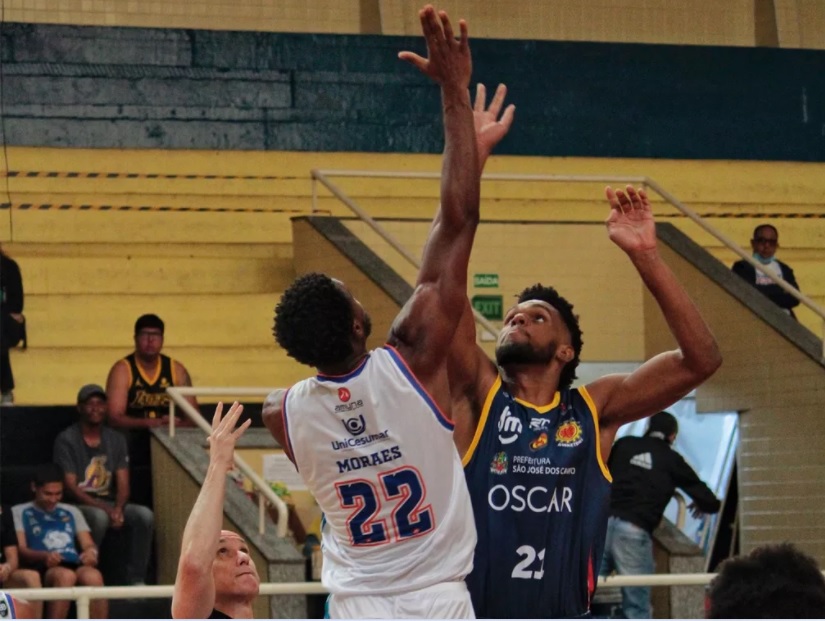 Jogadores do São José Basketball e LSB disputam bola no alto. Time de São José venceu a primeira no campeonato paulsta