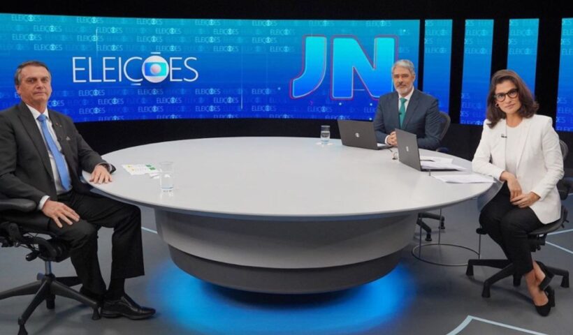Presidente Bolsobaro em entrevista ao Jornal Nacional próximo de William Bonner e Renata Vasconcelos, em que disse ao menos 20 declarações falsas
