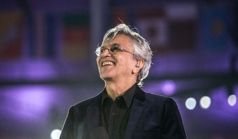 Caetano Veloso sorrindo em apresentação. Artista completa 80 anos neste domingo