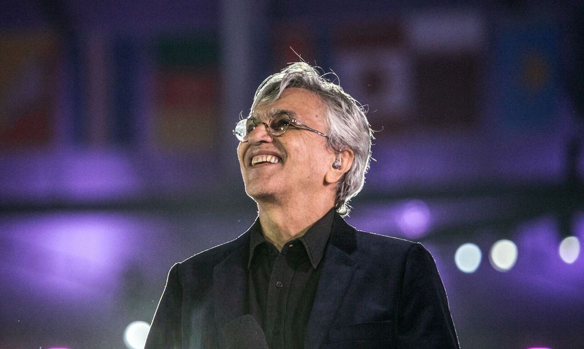 Caetano Veloso sorrindo em apresentação. Artista completa 80 anos neste domingo
