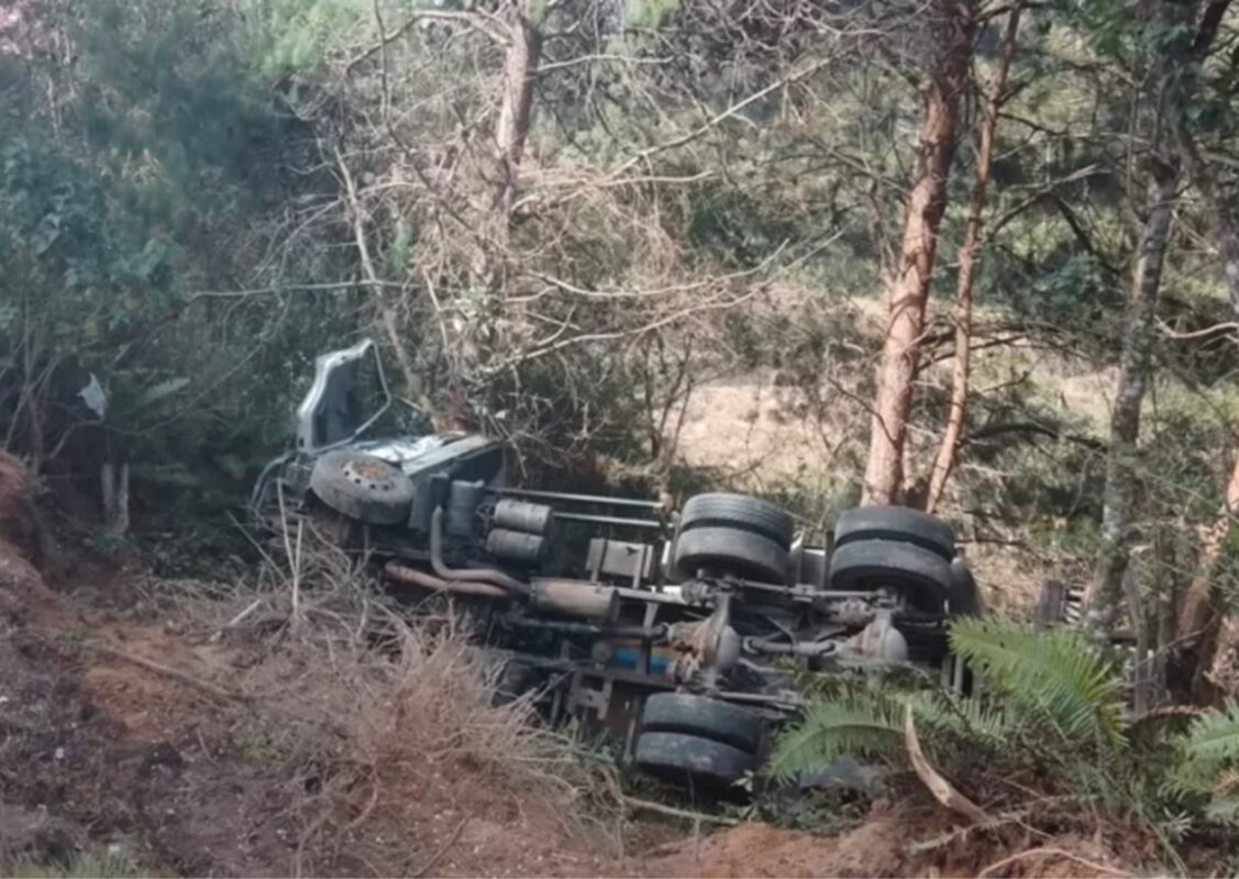 Foto de caminhão tombado em ribanceira. Motorista do caminhão morreu