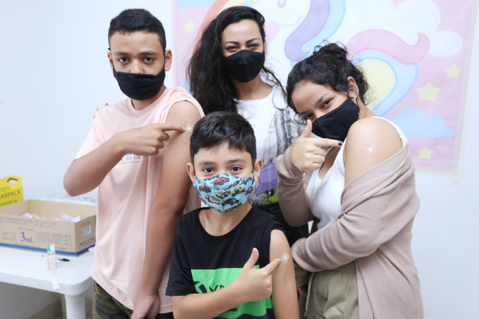 Crianças e adolescentes usando máscaras após se vacinarem. Segunda-feira inicia em São José a Campanha de Multivacinação