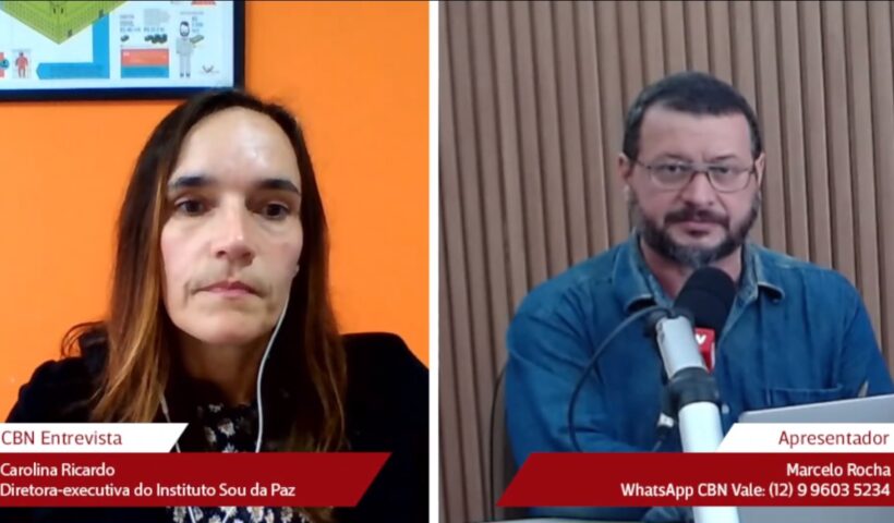 Carolina Ricardo, diretora-executiva do Instituto Sou da Paz sendo entrevistada por Marcelo Rocha na rádio CBN Vale