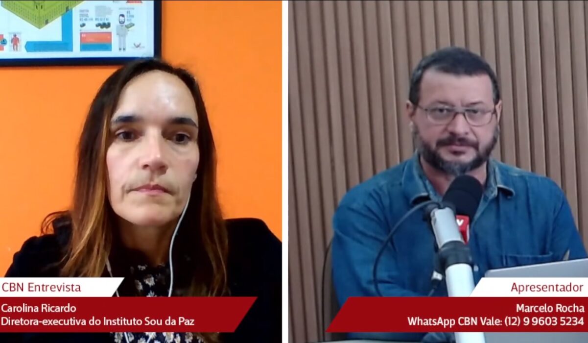 Carolina Ricardo, diretora-executiva do Instituto Sou da Paz sendo entrevistada por Marcelo Rocha na rádio CBN Vale