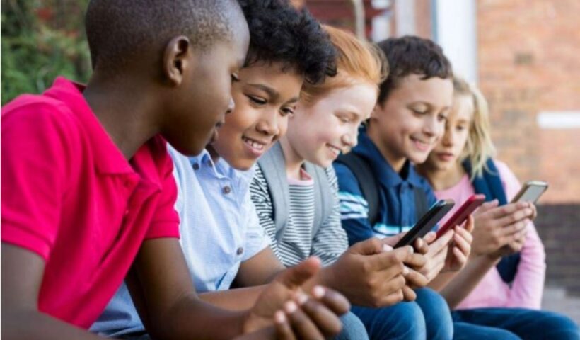 Crianças acessando internet em celulares. Estudo mostra que Brasil é um dos piores países com segurança na internet para o público infantil