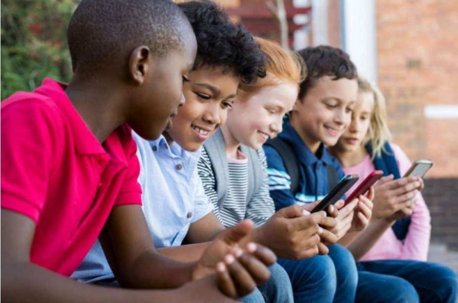 Crianças acessando internet em celulares. Estudo mostra que Brasil é um dos piores países com segurança na internet para o público infantil