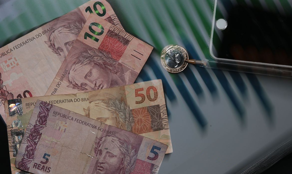 Economia, Moeda Real,Dinheiro, Calculadora. para ilustrar que IPCA-15 tem deflação de 0,73% em agosto