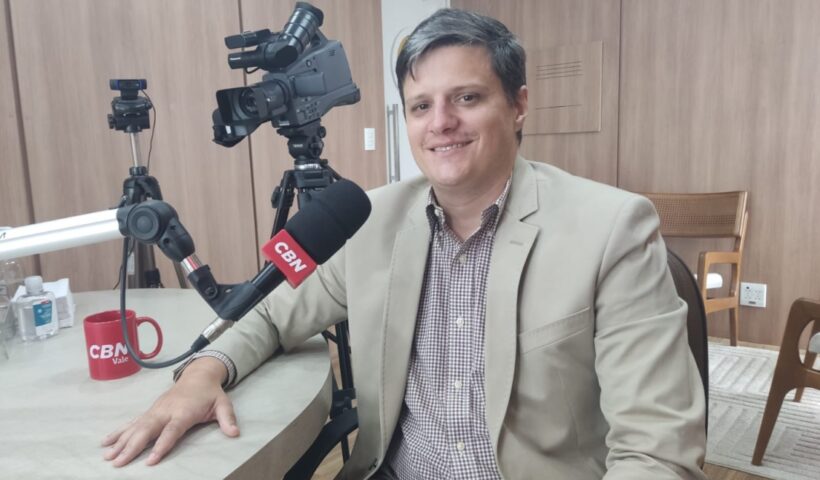 Dr. Lucas Fadel Monteiro dos Santos, coordenador da UTI Pediátrica e Neonatal da Santa Casa de São José dos Campos, sendo entrevistado na rádio CBN Vale para falar sobre a campanha Agosto Dourado